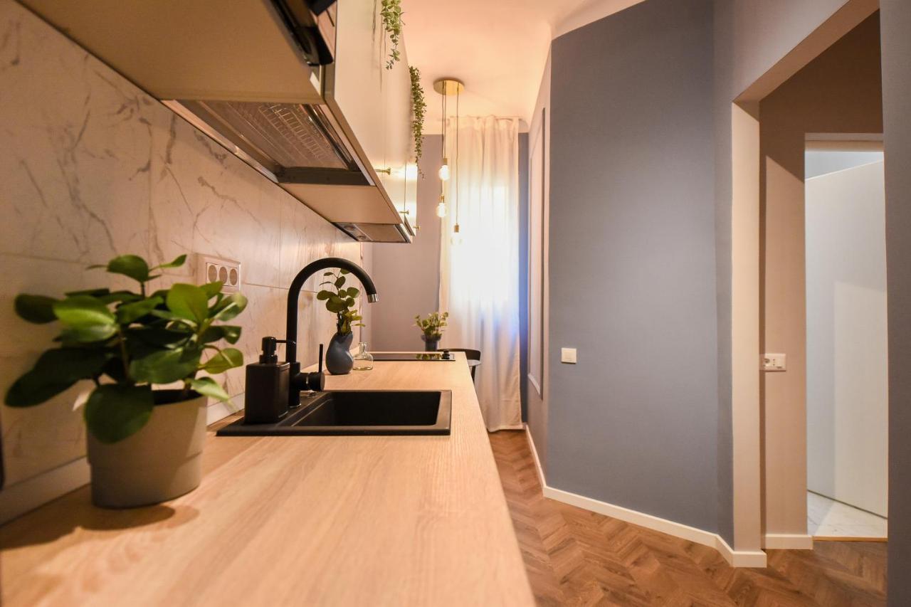 Modern Stay - Central Studios With Wall Projector Near Radisson Bukarest Exterior foto